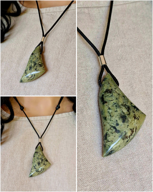 Kulons - serpentinīts+magnetīts (serpentinite+magnetite)