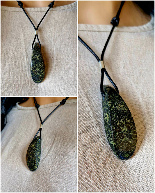 Pendant - serpentinite+magnetite (serpentinite+magnetite)