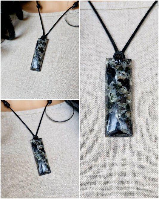 Pendant - merlinite (merlinite)