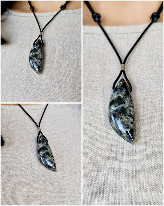 Pendant - merlinite (merlinite)
