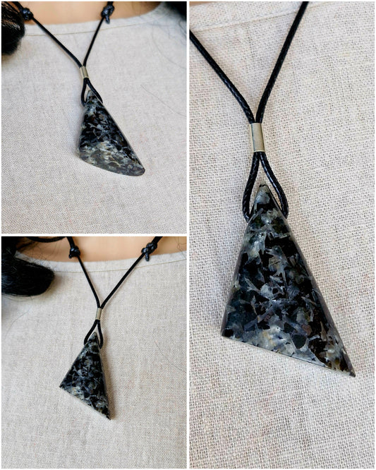 Pendant - merlinite (merlinite)