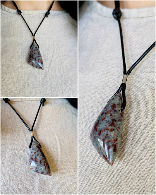 Kulons - kvarcīts+granāti (quartzite+garnet)