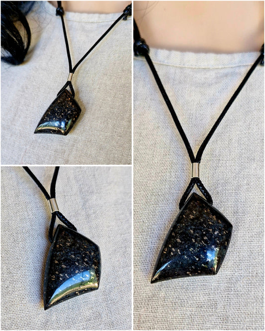 Kulons - magnetīts + pirīts (magnetite + pirite)