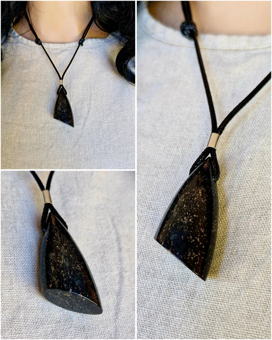 Kulons - magnetīts + pirīts (magnetite + pirite)